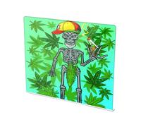 Tabla de cortar acrílica con borde antideslizante, tablas de cortar sobre el mostrador, artilugios esenciales, calavera, sombrero de béisbol, hoja de marihuana, gráfico para fumar