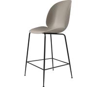 GUBI Taburete bar Beetle bajo New beige. base de acero cromado negro