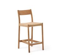 Taburete Yalia con respaldo de madera maciza de roble con acabado natural FSC 100% y asiento de cuerda.