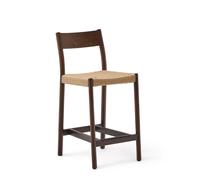 Taburete Yalia con respaldo de roble macizo con acabado en nogal y asiento de cuerda 100% certificada FSC de 65 cm.