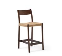 Taburete Yalia con respaldo de roble macizo con acabado en nogal y asiento de cuerda de 6 cm.