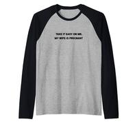 Take it Easy on Me My Wife is Pregnant Funny New Dad Camiseta Manga Raglan