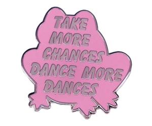 Take More Chances Dance More Dances - Broche de solapa esmaltado, diseño de rana rosa, Acero inoxidable, No es una piedra preciosa
