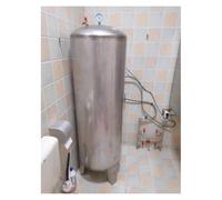 Tanque de presión vertical de acero inoxidable 304 | Acero 304 resistente a la corrosión, diseño vertical, opciones de tamaño múltiple para sistemas de agua