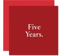 Tarjeta de 5º aniversario de Milestone, minimalista y audaz, tarjeta roja nítida con tipografía llamativa de cinco años, forma moderna de marcar un gran aniversario, cuadrada de 145 mm, sobre incluido