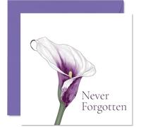 Tarjeta de condolencias - lirio de cala elegantemente ilustrado - diseño morado y blanco con texto en inglés «Never Forgotten» - Cuadrado de 145 mm, sobre incluido