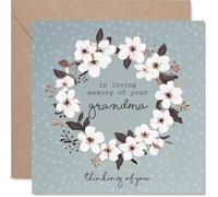 Tarjeta de condolencias sincera - Pérdida de la abuela - Palabras suaves para un momento difícil - Corona floral azul y blanca apagada con mensaje escrito a mano - 145 mm cuadrado, sobre incluido
