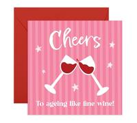 Tarjeta de cumpleaños con texto en inglés "Cheers to Ageing Like Fine Wine!" - Ilustración de rayas y vino tinto - Divertida felicitación de cumpleaños para mujeres, mamá, hermana, amiga, esposa