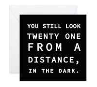 Tarjeta de cumpleaños con texto en inglés "Still Look Twenty-One in the Dark" Witty Age Humor - Ideal para amigos, familia, tía, tío, abuela, abuelo, esposa, marido, prometido - Para los jóvenes que