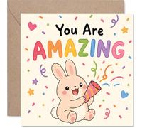 Tarjeta de cumpleaños de conejo, reventando con alegría, confeti de dibujos animados debajo de un mensaje audaz con texto en inglés "You Are AMAZING", difunde alegría instantánea de cumpleaños