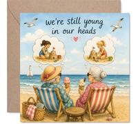 Tarjeta de cumpleaños juguetona con texto en inglés "Still Young at Heart", encantadora nostalgia junto al mar con tumbonas y sueños, cuadrada de 145 mm, sobre incluido