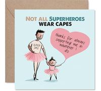 Tarjeta de cumpleaños juguetona - Tutús y Capas Bromas - Ilustración de superhéroe papá e hijo - Un homenaje alegre al apoyo paternal, día del padre - cuadrado de 145 mm, sobre incluido