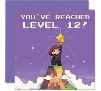 Tarjeta de cumpleaños número 12 - Level Up Laughs - Diseño retro Pixel Art Gamer con héroe en la cima de la montaña y estrella brillante, cuadrado de 145 mm, sobre incluido