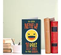 Tarjeta de cumpleaños para sobrino con cara sonriente y texto sobre bromas tontas, 5 x 9 pulgadas