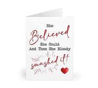 Tarjeta de felicitación empoderadora con texto en inglés "She Believed She Could and Then She Smashed It!", tarjeta de logro motivacional con corazón rojo, tarjeta de felicitación inspiradora para