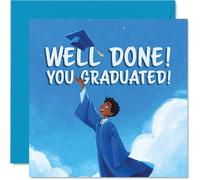 Tarjeta de graduación orgullosa - Hats off to Your Achievement - Joyful Graduate Celebrating under a Bright Blue Sky - Cuadrado de 145 mm, sobre incluido