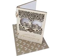 Tarjeta de madera para primer aniversario con pareja amorosa en un puente tallado detallado (1 año de aniversario)