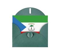 Tarjeta de vacaciones horizontal con diseño de bandera de Guinea Ecuatorial con sobre verde oscuro en forma de corazón y escribe varios saludos navideños