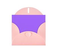 Tarjeta de vacaciones horizontal de color morado claro con sobre rosa en forma de corazón y escribe varios saludos navideños