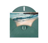 Tarjeta de vacaciones horizontal de paisaje de playa con sobre verde oscuro en forma de corazón y escribe varios saludos navideños