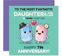 Tarjeta divertida de 10º aniversario para nuera e yerno, saludos a diez años, bonitas latas de dibujos animados tomados de la mano en una colorida escena de aniversario, cuadrada de 145 mm, sobre