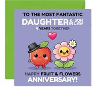 Tarjeta divertida de 4º aniversario para nuera y yerno, cuatro años de diversión afrutada, diseño de manzana sonriente y flores que trae un encanto descarado, cuadrado de 145 mm, sobre incluido