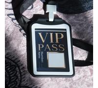Tarjeta firmada de trucos mágicos VIP PASS que desaparece y aparece en la insignia VIP primer plano ilusiones trucos trucos