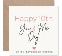 Tarjeta romántica de 10º aniversario - Ten Years of Us - Escritura minimalista con corazón rosa y divertido "You & Me Day" - 145 mm cuadrada, sobre incluido