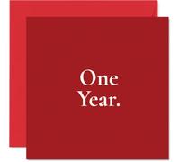 Tarjeta romántica de primer aniversario, elegancia mínima en rojo profundo, tipografía de serifa blanca audaz que celebra un hito de un año, cuadrada de 145 mm, sobre incluido