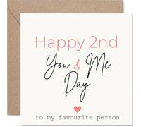 Tarjeta romántica de segundo aniversario, celebra dos años brillantes juntos, corazón mínimo y texto rosa audaz para tu persona favorita, cuadrada de 145 mm, sobre incluido