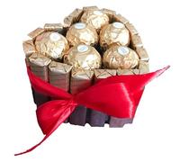 Tartas de chocolatinas Merci con flores y Ferrero. Perfectas como regalo de San Valentín, cumpleaños o Día de la Madre (Corazón mini Ferrero)