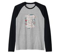 Tattoos Pretty Eyes And Thick Thighs Mujer tatuada |- Camiseta Manga Raglan