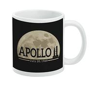 Taza blanca del Apolo 11 de la NASA con cohete Saturno V y Launchpad