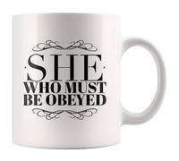 Taza Café Cadeau Drôle Et Sarcastique Pour Femmes : Celle À Qui L'On Doit Obéir Divertido Taza Te Elegancia Mug Para Amiga Té Familiare
