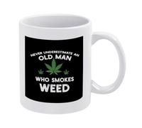 Taza Cerámica Ne Sous-Estimez Jamais Un Vieil Homme Qui Fume De L'Herbe. Vintage Taza De Café Minimalista Taza De Porcelana Para Recuerdos Familiare Oficina