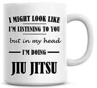 Taza de café con texto en inglés "I Might Look Like I'm Listening to You But in My Head I'm Doing Jiu Jitsu"