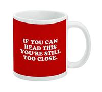 Taza de café de cerámica con texto en inglés "If You Can Read This You're Still Too Close", novedosas tazas de regalo para café, té y bebidas calientes, 11 onzas, color blanco