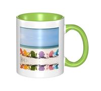 Taza de cerámica verde con diseño de sillas junto al cielo del mar azul, adecuada para cafeterías y oficinas.