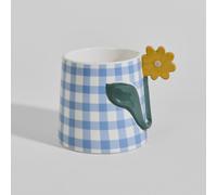 Taza de gres con cuadros vichy azul y asa de flor