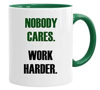 Taza divertida con frase motivadora Nobody Cares Work Harder | Regalo original para oficina o cumpleaños | Cerámica blanco y verde 325 ml apta lavavajillas microondas