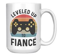 Taza Leveled Up to Fiancé - Divertido regalo de compromiso de jugador para prometido - Taza de café de cerámica blanca de 15 onzas