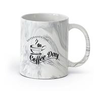 Taza Logotipo del Día Internacional del Café (1 octubre) e ícono del logotipo del Día Mundial del Café en un mapa del mundo en una taza café. （11oz/320ml） Porcelana fina (cerámica) Negro mármol