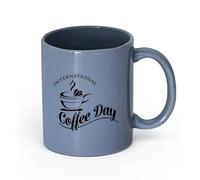 Taza Logotipo del Día Internacional del Café (1 octubre) e ícono del logotipo del Día Mundial del Café en un mapa del mundo en una taza café. （11oz/320ml） Porcelana fina (cerámica) Gris azulado