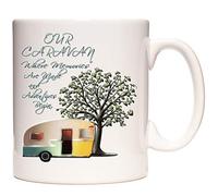 Taza para caravana, donde se hacen recuerdos y empiezan las aventuras. Taza de cerámica. Posavasos a juego. Se puede personalizar. Apto para lavavajillas.