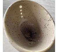 Taza peladora de hierbas de cerámica para pelar hierbas rápida y eficiente, con múltiples tamaños de agujero, material de resina para una fácil limpieza y uso fiable (blanco y amarillo)