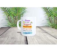 Taza personalizada "Aunque tu vida no resulte ser la fiesta que esperabas nunca dejes de bailar". Ideal para personas que saben lo bueno que es bailar.