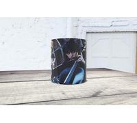 Taza personalizada de Miércoles Addams tocando el contrabajo. Ideal para todos los admiradores de la famosa serie y personaje.