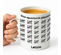 Taza personalizada friki con nombre de cerámica 350 ml - Regalo original de cumpleaños para geeks, fans de series, gamers y amantes de lo épico (Días aguantando gilipollas)