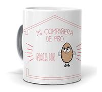 Taza Única | Mi Compañera de Piso mola un Huevo | Taza para Compañeras de Piso | Frase divertida Amigas | Idea de Regalo Divertido | Tazas de Desayuno | Capacidad 350 ML