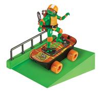 Teenage Mutant Ninja Turtles: Mutant Mayhem Michelangelo en una patineta con accesorios de Playmates Toys - Amazon Exclusive